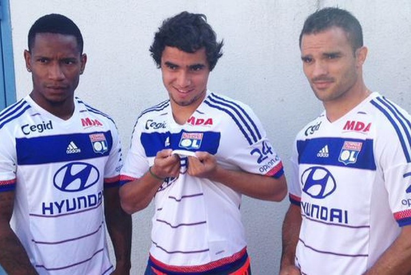 Eks bek kanan Manchester United Rafael Da Silva (tengah) bersama rekannya di Olympique Lyon.