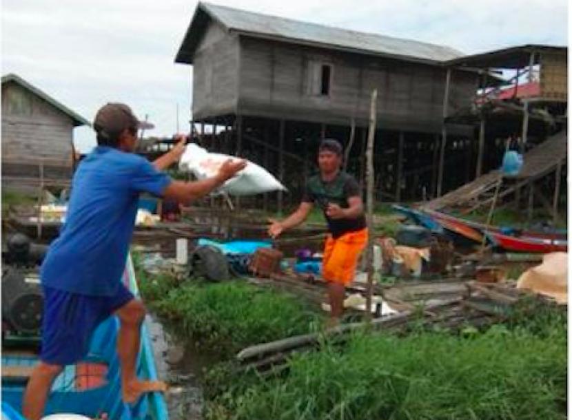Eks Dirut PT Bhanda Ghara Reksa (BGR)  Kuncoro Wibowo, siap membantu KPK mengusut tuntas bansos beras. Foto ilustrasi penyaluran beras di Kalimantan Utara.