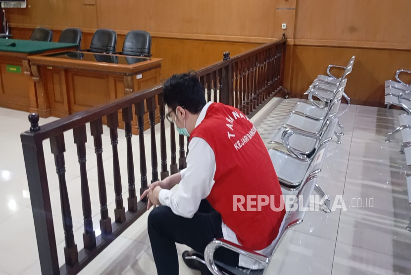 Eks Dokter Residen RSHS Bandung Priguna Anugerah Pratama terdakwa kasus pemerkosaan terhadap keluarga pasien menjalani sidang pembacaan tuntutan di PN Bandung, Selasa (21/10/2025). Akan tetapi, sidang ditunda karena tuntutan belum rampung. 