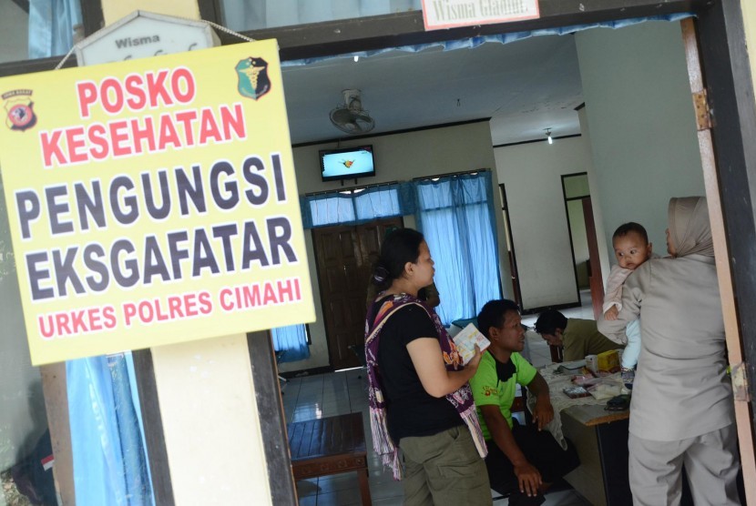 Eks Gafatar memeriksakan kesehatan Balai Pemberdayaan Sosial Bina Remaja (BPSBR) Dinas Sosial Jabar, Kota Cimahi, Kota Bandung, Rabu (3/2).