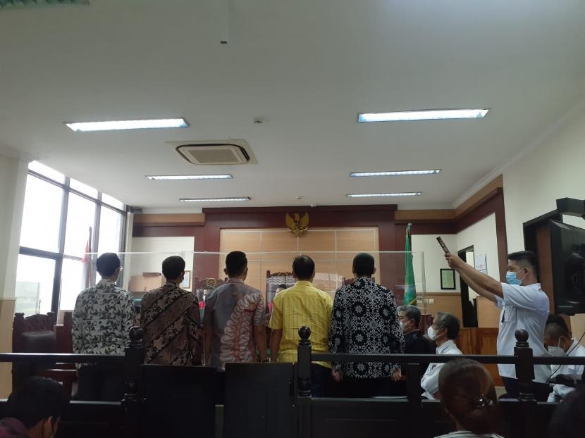 Eks kepala Lapas Klas 1 Tangerang Victor Teguh Prihartono menjalani sidang ketiga kasus kebakaran lapas di Pengadilan Negeri (PN) Tangerang, Selasa (15/2/2022). 