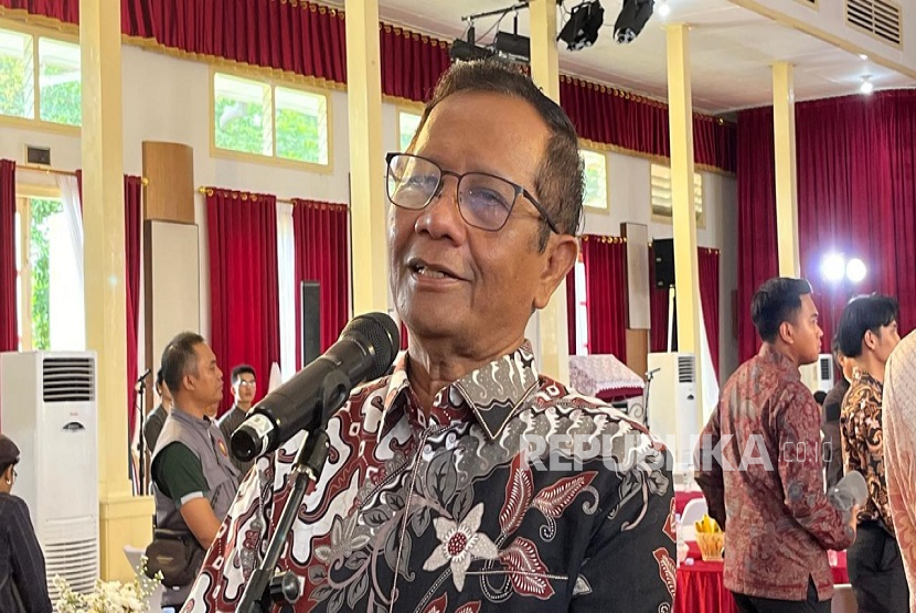 Eks Menko Polhukam, Mahfud MD, menanggapi soal usulan pengangkatan Soeharto sebagai pahlawan nasional.