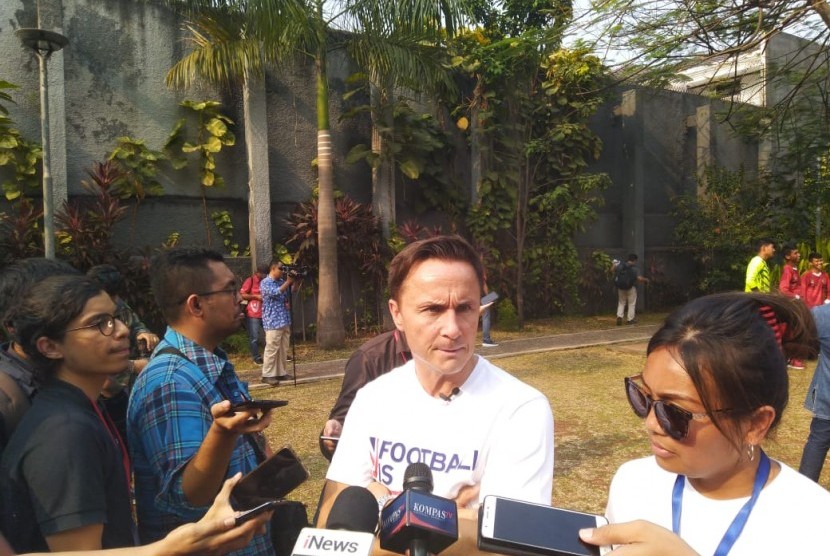 Eks pemain Chelsea, Dennis Wise saat ditemui awak media di Kedutaan Besar Britania Raya, Jakarta, Selasa (8/10). 