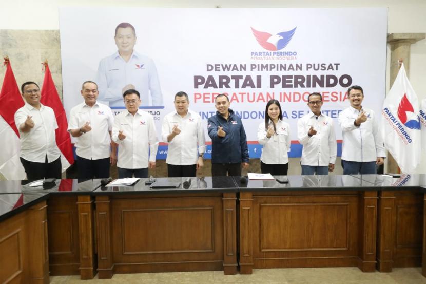 Eks Politikus Partai Demokrat Boyke Novrizon (tengah berjaket biru) bergabung dengan Partai Persatuan Indonesia (Perindo)