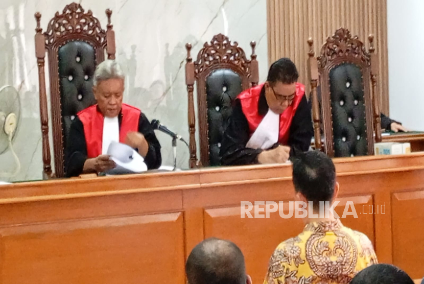 Eks Sekda Kota Bandung Ema Sumarna divonis hukuman penjara 5 tahun 6 bulan penjara dalam kasus korupsi pengadaan CCTV dan penerangan jalan umum (PJU) dan penerangan jalan lingkungan (PJL) Bandung Smart City, Selasa (24/6/2025). Ia terbukti melakukan tindak penyuapan kepada empat anggota DPRD Kota Bandung dan menerima gratifikasi. 