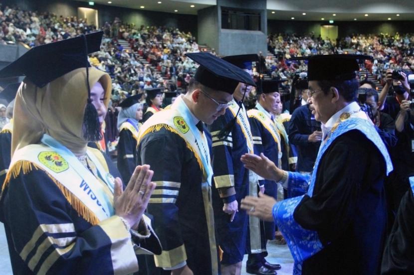 Eks Wakil Gubernur Banten Andika Hazrumy menjadi lulusan terbaik Program Doktoral Bidang Ilmu Sosial Universitas Pasundan (Unpas) Bandung.