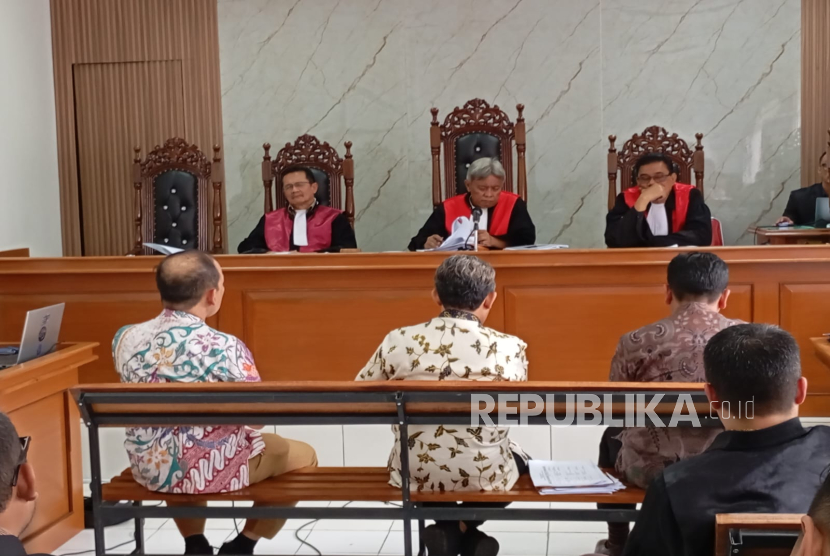 Eks Wali Kota Bandung Yana Mulyana, Eks Ketua DPRD Kota Bandung Tedy Rusmawan dan Kepala Bappelitbang Anton Sunarwibowo menjadi saksi dalam sidang kasus dugaan korupsi pengadaan CCTV, PJU dan PJL di Pengadilan Tipikor Bandung yang digelar di ruang sidang PHI, Selasa (4/3/2025). 