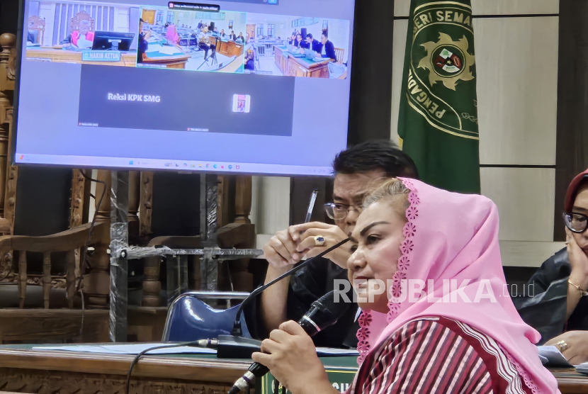 Eks wali kota Semarang, Hevearita Gunaryanti Rahayu, menghadiri persidangan di Pengadilan Tipikor Semarang, Rabu (23/7/2025). Dia diperiksa sebagai terdakwa dalam kasus dugaan korupsi di lingkup Pemkot Semarang. 