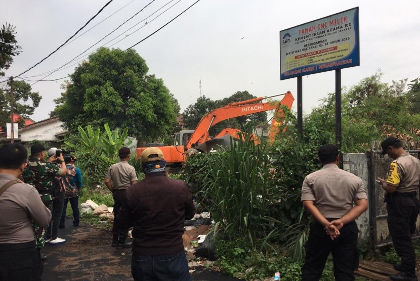 Eksekusi lahan di perumahan Puri Intan RT 04 RW 17, Ciputat Timur, Kota Tangerang Selatan (Tangsel) oleh UIN Jakarta, Kamis (12/12).