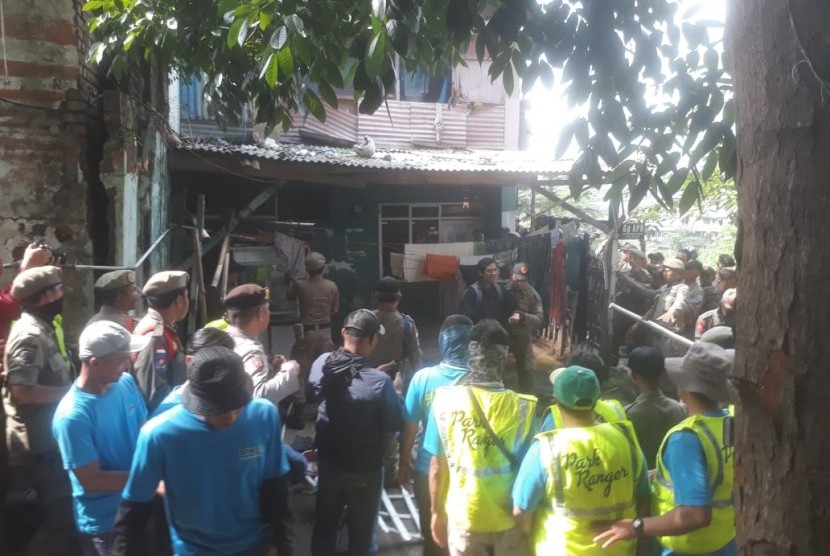 Eksekusi rumah di RW 11, Kelurahan Tamansari, Kecamatan Bandung Wetan oleh Satpol PP Kota Bandung dilakukan, Kamis (12/12). Petugas sempat mendapatkan perlawanan dari warga setempat. 
