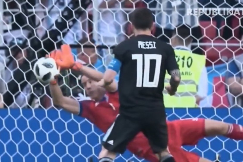 Eksekusi tendangan penalti Messi berhasil dimentahkan kiper Islandia di pertandingan penyisihan Grup D, Pila Dunia 2018, Rusia