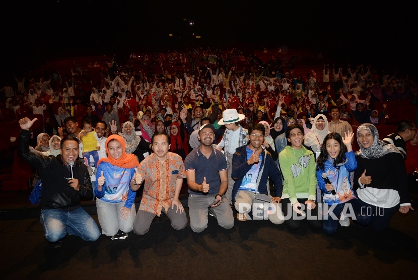  Eksekutif Produser Film Iqro Imam Khoirul Basri (ketiga kiri), Sutradara FIlm Iqro Iqbal Alfajri (keempat kanan), bersama para pemain film Iqro berfoto bersama sebelum nonton bareng film Iqro di XXI Epicentrum, Kuningan, Jakarta, Ahad (29/1).