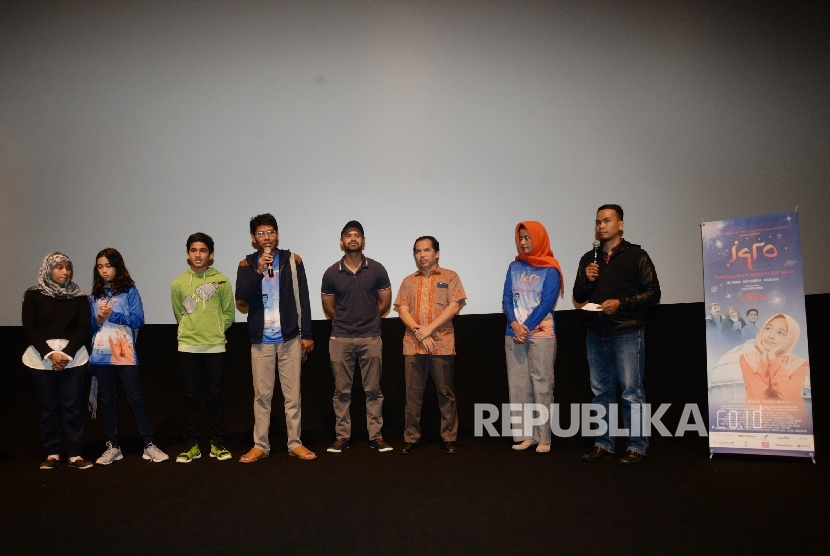 Eksekutif Produser Film Iqro Imam Khoirul Basri (ketiga kanan), Sutradara FIlm Iqro Iqbal Alfajri (keempat kiri), bersama para pemain film Iqro sebelum nonton bareng film Iqro di XXI Epicentrum, Kuningan, Jakarta, Ahad (29/1).