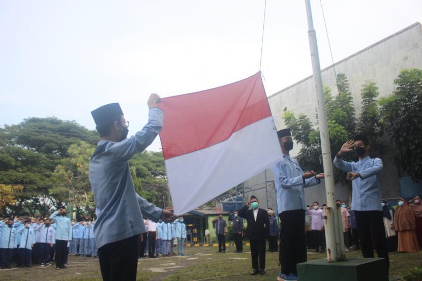 Ekselensia Tahfizh School menggelar Upacara Bendera spesial Hari Santri Nasional