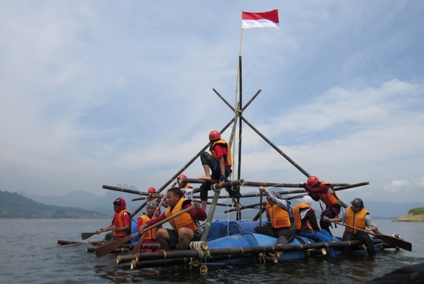 EKSPEDISI BHINNEKA: Para peserta Ekspedisi Bhinneka Tunggal Ika Bagi Tunas Bangsa berlatih meningkatkan kepedulian, kepemimpinan, dan kerja sama tim di Danau Jatiluhur, Purwakarta, Jawa Barat, Ahad (20/8).