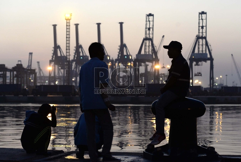 Ekspor Semester Pertama. Aktivitas bongkar muat peti kemas saat pagi di Jakarta International Container Terminal, Pelabuhan Tanjung Priok, Jakarta, Jumat (24/7).