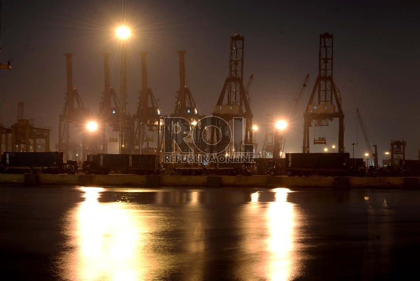 Ekspor Semester Pertama. Aktifitas bongkar muat peti kemas saat pagi di Jakarta International Container Terminal, Pelabuhan Tanjung Priok, Jakarta, Jumat (24/7).