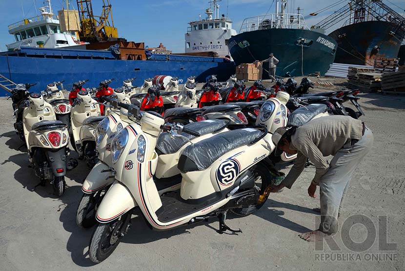 Ekspor Sepeda Motor: Pekerja memoles ban sepeda motor sebelum diangkut ke kapal di Pelabuhan Sunda Kelapa, Jakarta, Senin (22/12). 