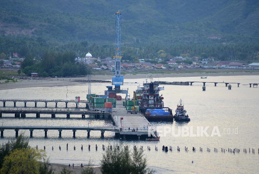 EKSPOR. Suasana aktivitas bongkar muat peti kemas di pelabuhan Malahayati, Krueng Raya, Aceh Besar, Aceh, Selasa (2/4). Badan Pusat Statistik (BPS) mencatat, pertumbuhan ekonomi pada kuartal pertama tahun ini mencapai 5,07 persen atau tumbuh sedikit dibanding dengan periode yang sama pada tahun lalu, yakni 5,06 persen. 