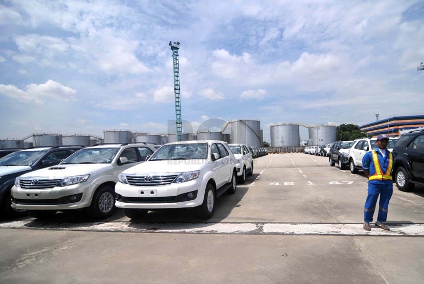 Ekspor Toyota. Sejumlah mobil produksi Toyota parkir di Tanjung Priok Car Terminal sebelum pengiriman, Jakarta, Senin (7/4). 