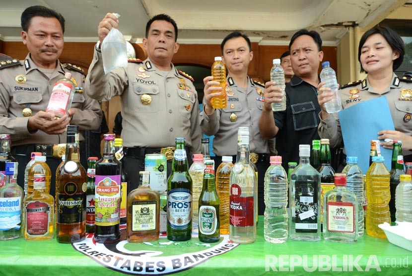 Ekspos Berbagai minuman beralkohol (minol) hasil razia di Polsek Sukajadi, Kota Bandung, Kamis (28/1). 