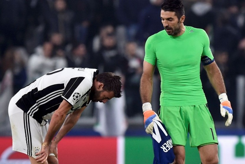 Ekspresi Andrea Barzagli (kiri) dan Gianluigi Buffon setelah Juventus ditahan imbang Olympique Lyon 1-1.