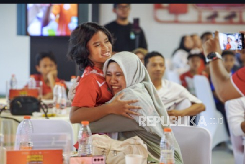 Ekspresi atlet sukses meraih Djarum Beasiswa Bulutangkis sekaligus resmi bergabung dengan klub PB Djarum.