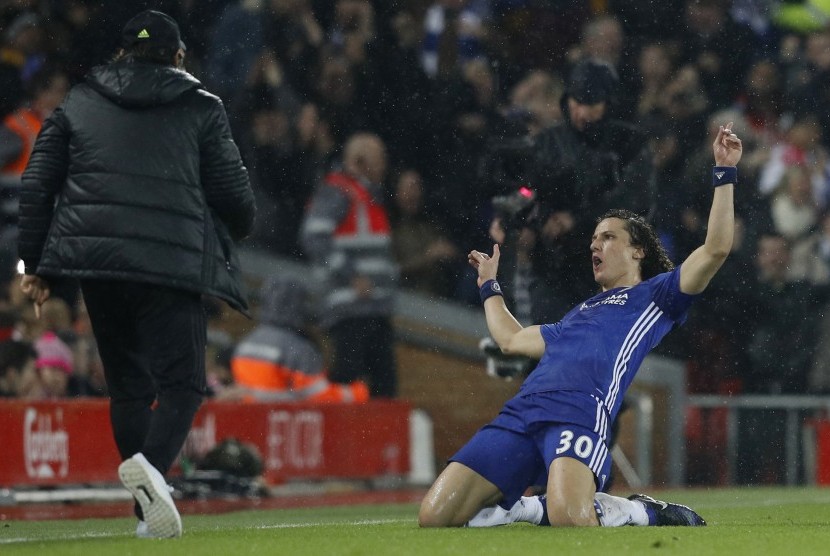 Ekspresi bek Chelsea, David Luiz (kanan) seusai mencetak gol ke gawang Liverpool pada laga Liga Primer Inggris di Anfield, Rabu (1/2) dini hari WIB. Laga berakhir imbang 1-1.