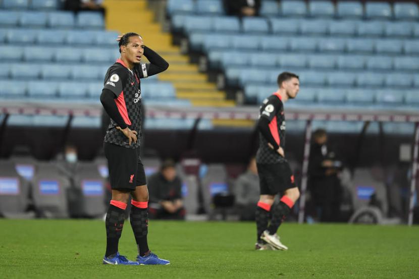 Ekspresi Bek Liverpool, Virgil van Dijk (kiri), usai dilumat Aston Villa 2-7 dalam lanjutan Liga Primer Inggris.