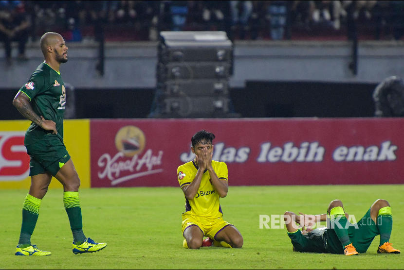 Ekspresi berbeda dari dua pemain Persebaya dan Persik Kediri usai laga Liga 1 Indonesia di Gelora Bung Tomo, Surabaya, Sabtu (29/2).