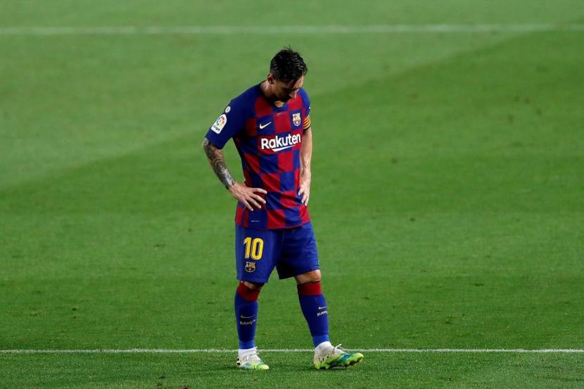 Ekspresi bintang Barcelona Lionel Messi saat timnya dikalahkan Osasuna.
