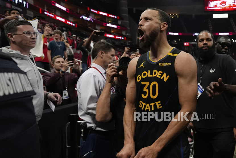 Ekspresi bintang Golden State Warriors Stephen Curry setelah memastikan langkah timnya lolos ke semifinal Wilayah Barat NBA dengan menyingkirkan Houston Rockets dalam gim ketujuh playoff putaran pertama di Toyota Center, Houston, Senin (5/5/2025) pagi WIB. 