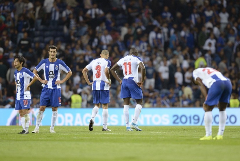 Ekspresi dan reaksi para pemain Porto saat tersingkir di kualifikasi Liga Champions.