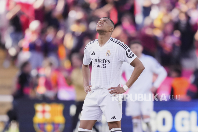 Ekspresi frustrasi penyerang Real Madrid Kylian Mbappe dalam pertandingan El Clasico kontra Barcelona di Stadion Olimpiade Lluis Companys, Ahad (11/5/2025). Mbappe mencetak hattrick, tapi tak mampu menghindarkan timnya dari kekalahan 3-4 kontra Barcelona. 
