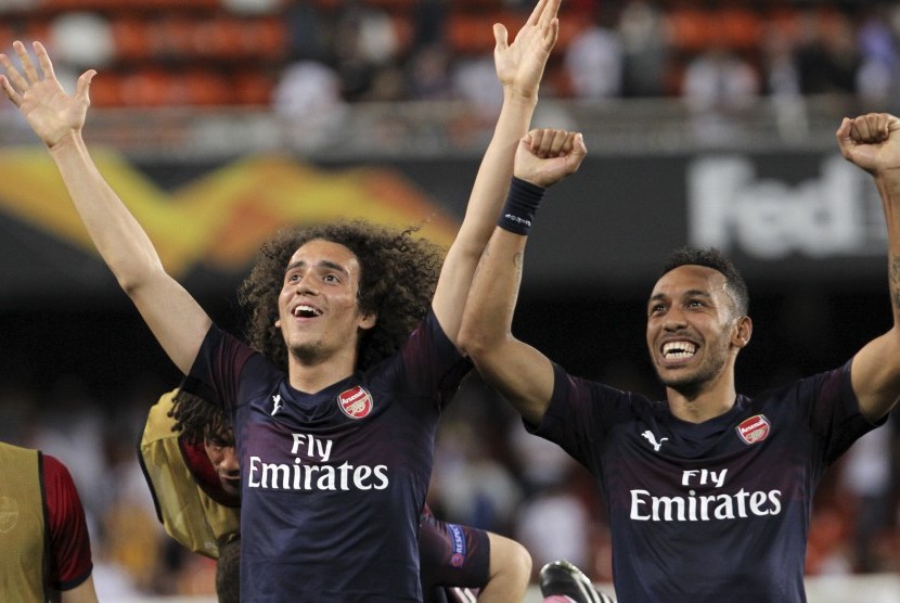 Ekspresi gelandang Arsenal Matteo Guendouzi (kiri) dan penyerang Pierre-Emerick Aubameyang setelah Arsenal memastikan lolos ke final Liga Europa. 