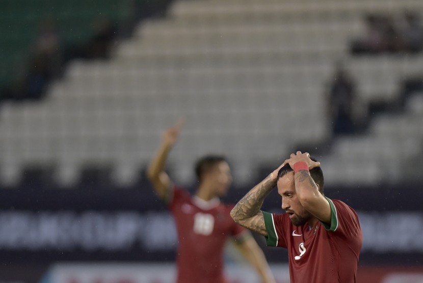 Ekspresi gelandang timnas Indonesia, Stefano Lilipaly seusai gagal memasukkan bola ke gawang Thailand pada laga penyisihan Grup A Piala AFF 2016 di stadion Philippinne Sport, Bocaue, Bulacan, Filipina, Sabtu (19/11). Lilipaly diragukan tampil lawan Singapu