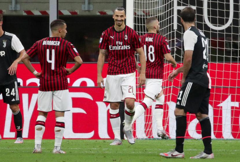 Ekspresi gembira penyerang AC Milan Zlatan Ibrahimovic (tengah) setelah menjebol gawang Juventus.