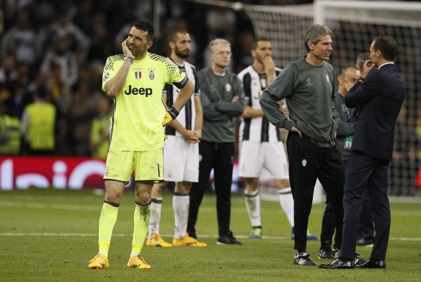 Ekspresi Gianluigi Buffon (kiri) seusai laga final Liga Champions.