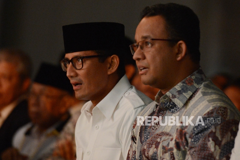 Gubernur dan Wakil Gubernur DKI Jakarta terpilih Anies Baswedan (kanan) dan Sandiaga Uno (kiri)