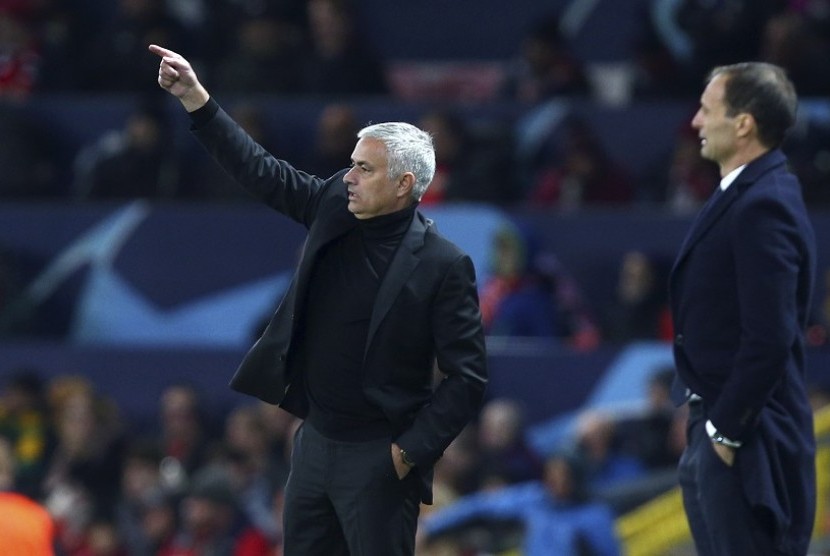  Ekspresi Jose Mourinho (kiri) di laga menghadapi Juventus di matchday ketiga Liga Champions di Old Trafford, Rabu (24/10) WIB dini hari. 