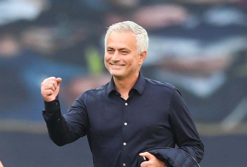 Ekspresi kebahagiaan pelatih Tottenham Hotspur Jose Mourinho setelah timnya mengalahkan Arsenal.