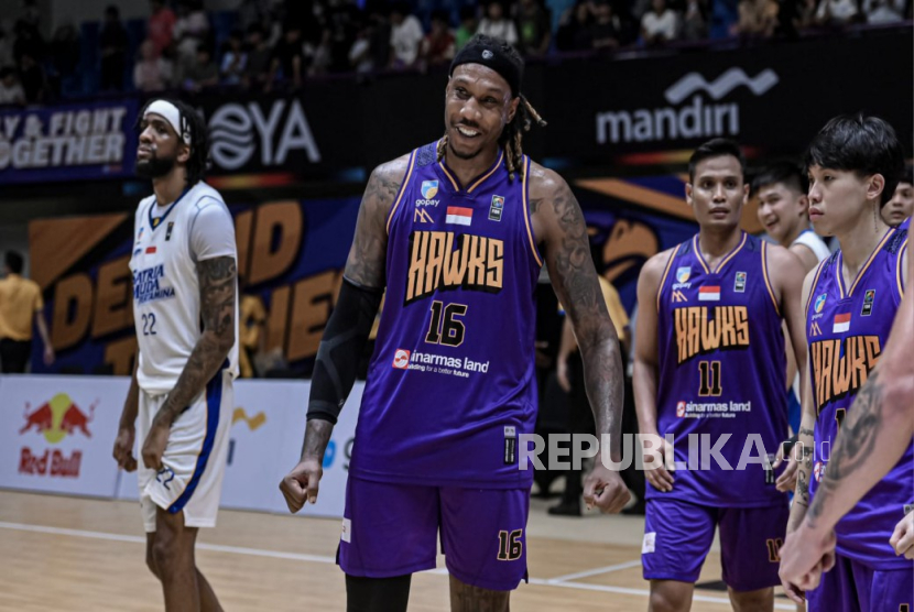 Ekspresi kebahagiaan pemain asing Tangerang Hawks Jarred Shaw setelah timnya mengalahkan Satria Muda Pertamina di IBL Gopay 2025.