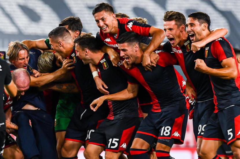 Ekspresi kebahagiaan tim Genoa setelah memastikan bertahan di Serie A. 