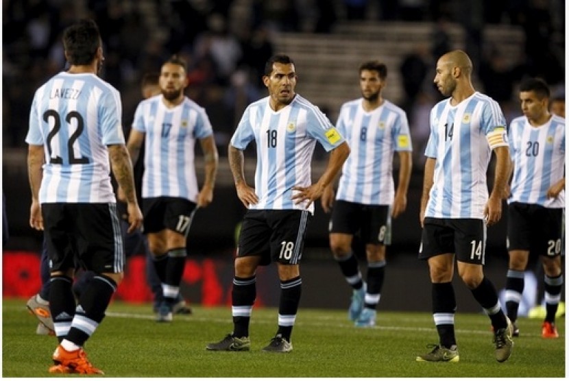 Ekspresi kecewa Javier Mascherano (kedua dari kanan) bersama rekan-rekannya di timnas Argentina saat dikalahkan Ekuador.