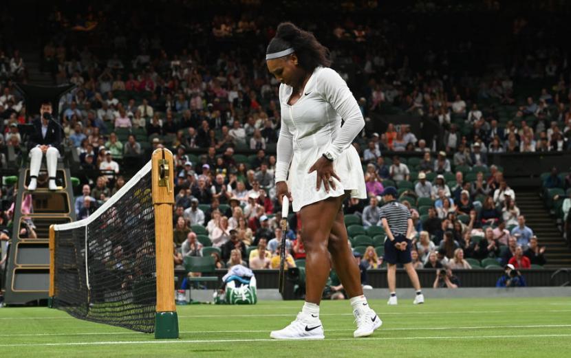 Ekspresi kecewa Serena Williams saat melawan Harmony Tan pada putaran pertama Grand Slam Wimbledon 2022. Serena dikalahkan Tan dalam pertandingan comeback-nya ke Wimbledon.