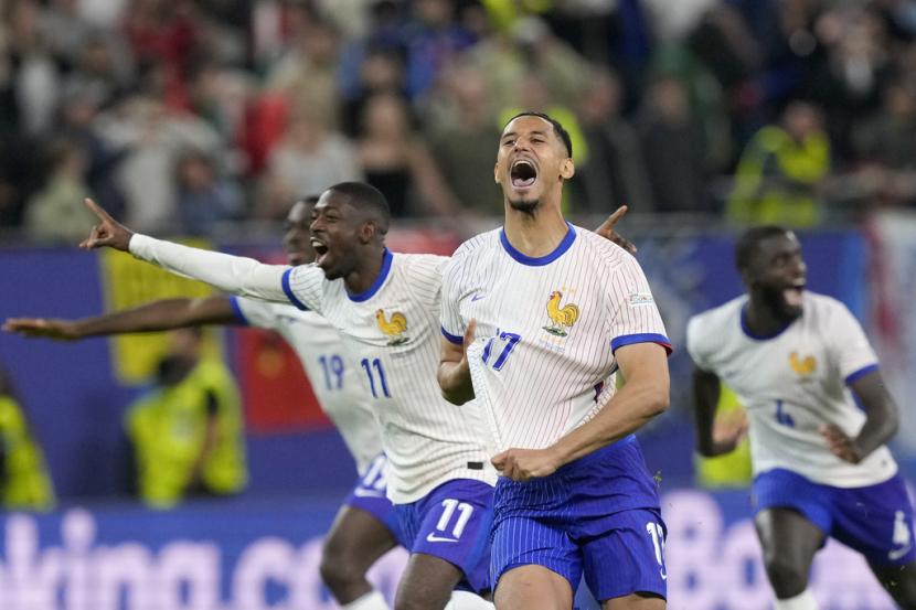 Ekspresi kegembiraan bek Prancis William Saliba setelah berhasil memenangkan pertandingan perempat final Euro 2024 melawan Portugal di Hamburg, Jerman, Sabtu, 6 Juli 2024 dini hari WIB. Prancis memenangkan adu penalti dengan skor 5-3 setelah pertandingan berakhir imbang 0-0.