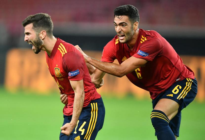 Ekspresi kegembiraan bek Spanyol Jose Luis Gaya (kiri) setelah menjebol gawang Jerman pada injury time laga untuk memaksakan laga Grup 4 Liga A UEFA Nations League berakhir imbang 1-1.
