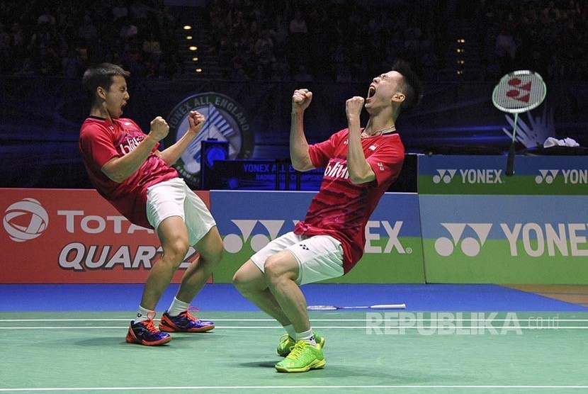 Pasangan Kevin Sanjaya Sukamuljo dan Marcus Fernaldi Gideon berpose untuk fotografer usai memenangkan final ganda putra All England