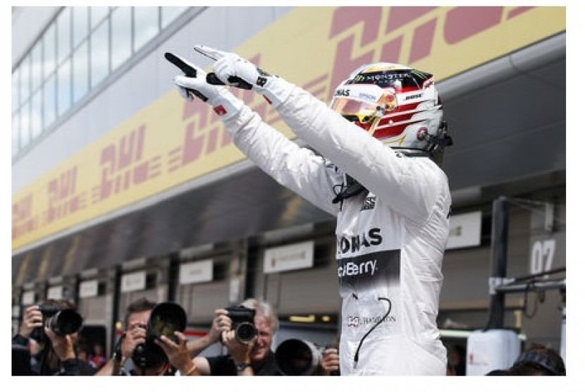 Ekspresi kegembiraan Lewis Hamilton seusai memastikan menempati pole position di GP Inggris.