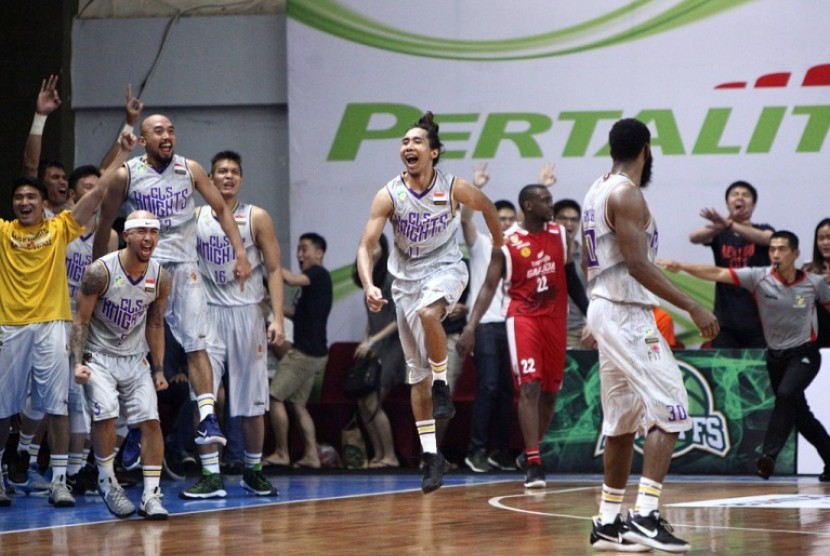 Ekspresi kegembiraan para pemain CLS Knights saat berhasil mencetak angka melawan Garuda Bandung.